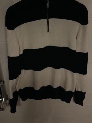 Massimo dutti zip up tröja mörkblå och vit - Tja säljer en snygg randig marinblå/vit massimo dutti tröja i storlek M. Vara är i bra skick och det är bara skriv om du har några frågor 😎