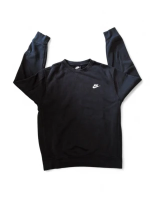 Svart Nike sweatshirt - Hej!😊 Jag säljer en svart Nike sweatshirt. Den är i storlek M och är i bra skick. True to size. Fråga om du undrar något! ‼️ Priset är inte hugget i sten‼️