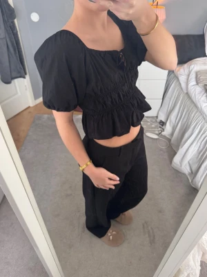 Svart topp från hm - Fin svart topp från hm!