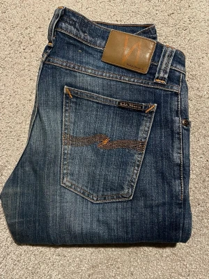 Nudie Jeans - Säljer nu dessa nudie jeans med sjuk fade, passform: slim. Passar dig som är lite mindre! Jeansen är i bra skick utan några defekter alls. Hör gärna av dig vid frågor! Storlek 29/32. Priset ej hugget i sten