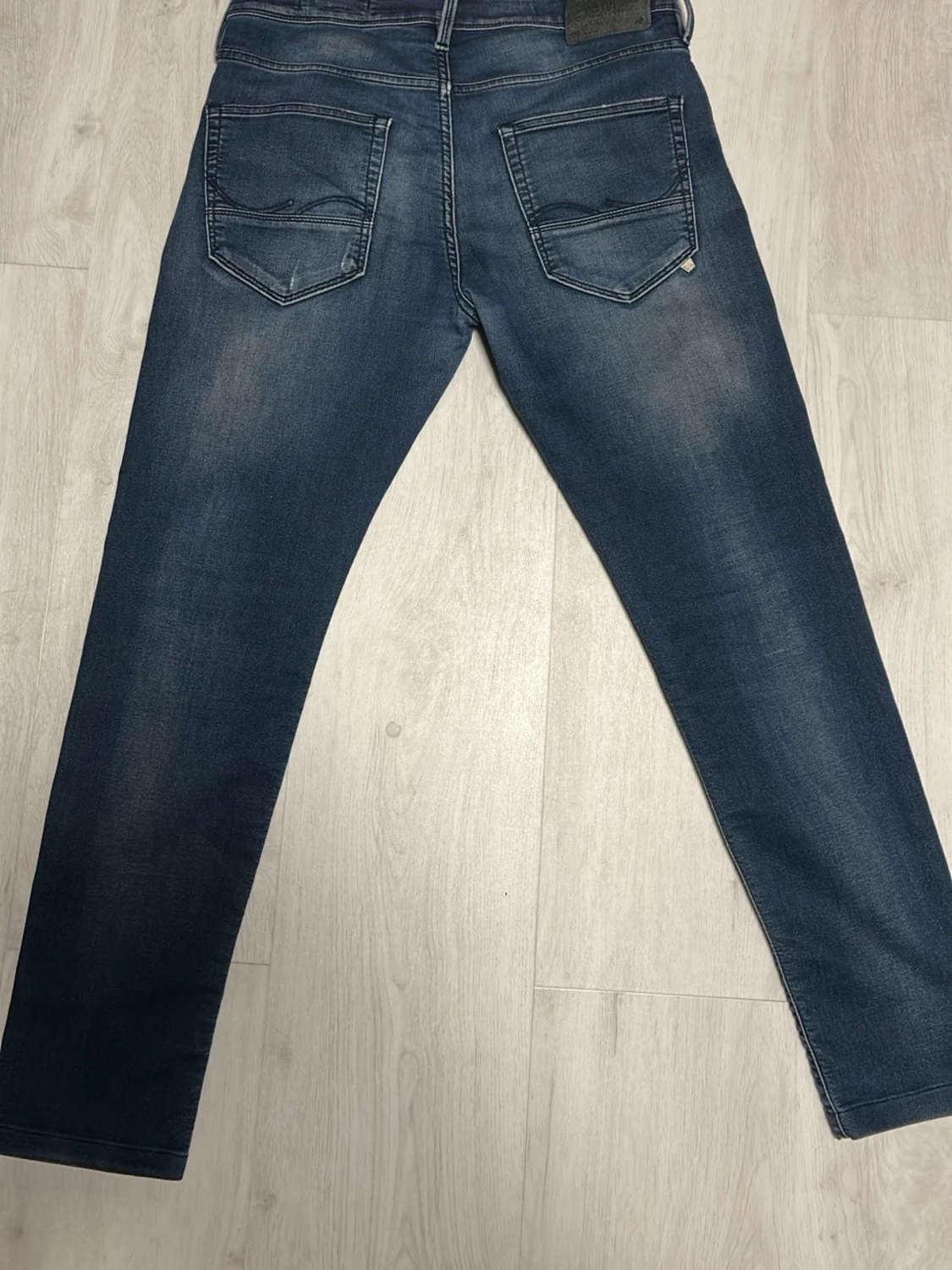 Mörkblå slitna jeans W32 L32 - 4