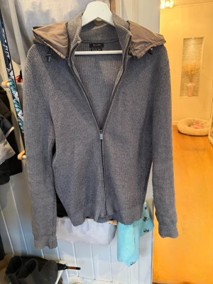 Massimo dutti cardigan  - Säljer min väldigt snygga Massimo dutti cardigan i strl S/M. Jackan har slutat produceras och är i toppenskick. Inga defekter eller liknande! Luvan är även avtagbar!