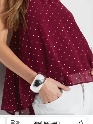 Vinröd prickig linnetopp Gina Tricot - Säljer en vinröd ärmlös linnetopp från Gina Tricot med vita prickar. Toppen har en luftig och flowy passform, perfekt för varma dagar. Materialet känns lätt och svalt mot huden. Enkel att styla med både jeans och kjol.