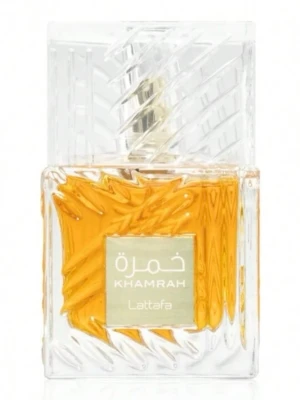 Khamrah parfym från Lattafa - Khamrah från Lattafa är en elegant parfym i en genomskinlig, fyrkantig glasflaska med guldfärgad etikett och lock. Doftvätskan är bärnstensfärgad och flaskan har ett unikt mönster som ger en lyxig känsla.