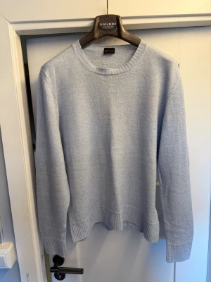 Ljusblå stickad tröja Rose & Born -  ljusblå stickad tröja från Rose & Born. 699kr