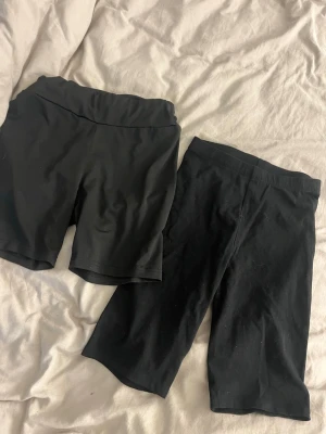 Cykelshorts  - Säljer 2 stycken cykelshorts, ena från Shein och har mer tränings matrial och andra är från H&M med vanligt ribbat matrial. Båda i storlek XS