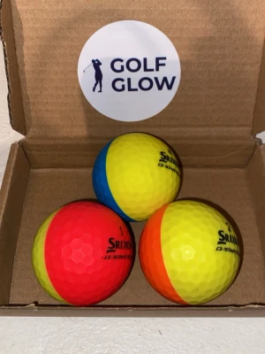Srixon Q-star device  - Tre Srixon Q-Star Tour golfbollar i starka färger: gul/blå, gul/orange och gul/röd. Perfekta för att synas på golfbanan. Levereras i en kartong med Golf Glow-logga. Bollarna har klassisk golfbollsyta med små gropar.