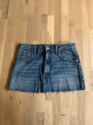 Blå jeanskjol från Zara - Säljer denna blå jeanskjolen från Zara med klassiska fickor back till samt fram till.  Perfekt till sommaren!🥰