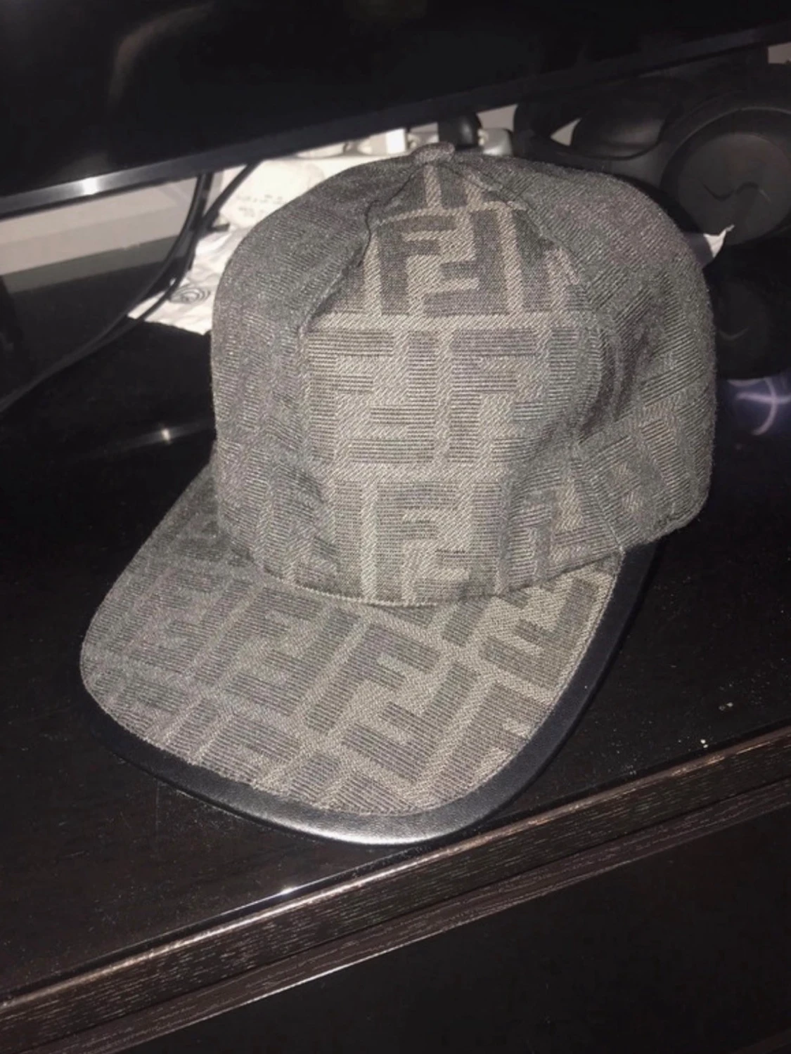 Grå Fendi keps med FF-mönster - 1