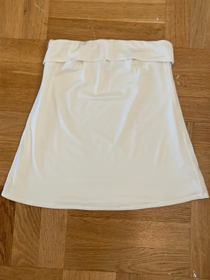 Vit topp med nedvikt kant - Säljer en jätte fin vit topp med en nedvikt kant. 