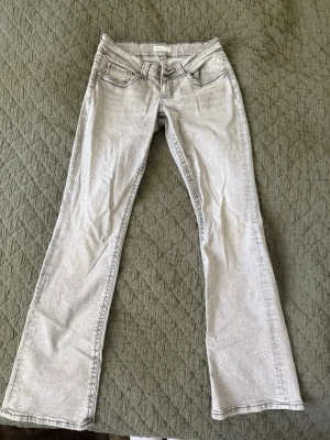 Gina low waist jeans - Gina tricot low waist flare jeans. Storlek 38. Knappt använda.