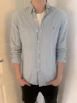Ralph Lauren Skjorta - Säljer denna feta Raffe skjortan, ljusblå och perfekt till det varmare vädret som är på G. Storlek M, modellen är 187, 75kg.