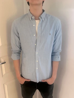Ralph Lauren Skjorta  - Säljer denna feta Raffe skjortan, ljusblå och perfekt till det varmare vädret som är på G. Storlek M, modellen är 187, 75kg.