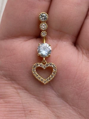 ⚜️NY Oanvänd navelpiercing i 304 rostfritt stål ⚜️ -  ERBJUDANDE: Få 30% rabatt när du köper 2 valfria piercingar! 🔥  Passa på att fynda och uppdatera din smyckessamling 💖 Skicka ett meddelande vid intresse eller frågor!