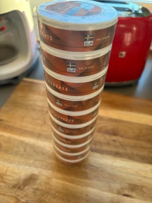 Uzion  - Säljer ett 10-pack Uzion koffeinpåsar i bruna och vita plastburkar. Varje burk har svensk flagga och texten 'Caffeine Boost'. Perfekt för dig som vill ha ett koffeintillskott utan att dricka kaffe eller energidryck. Förvaras välkyld. Bäst före 2027