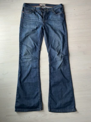 Levi’s 629 bootcut  - Säljer ett Levis 629 bootcut. 32/32, 105cm längd och 42cm i midjan. Perfekta för en snygg, avslappnad och trendig look.