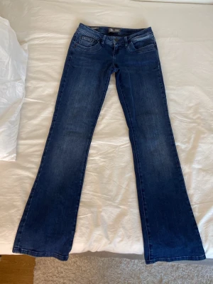 Mörkblå LTB jeans  - Så fina lågmidjade bootcut jeans från LTB. Storlek 26/32. Hör av dig om du har några funderingar 💗