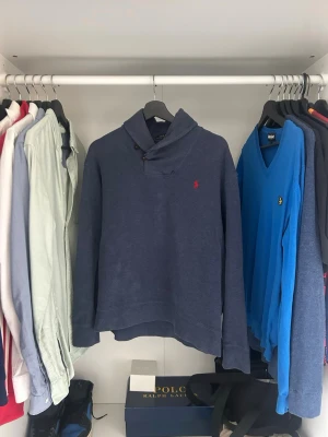 Polo Ralph Lauren - Ralph Lauren Shawl neck Stilren och klassisk Shawl neck som passar till det mesta Bra kvalitet och skön passform  Bra skick ✅ Storlek: [S/M  Mått 📏 Bröst (armhåla till armhåla): [59 cm] Längd: [60 cm]  ⚡ Snabb frakt ⚡  DM för frågor eller fler bilder 📸