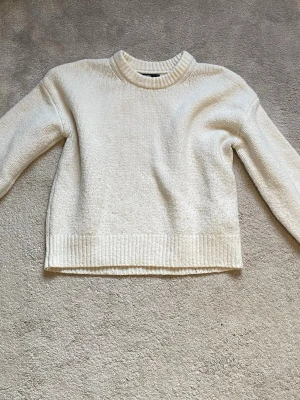Krämvit stickad tröja - Superfin och mysig! Köpt för 400kr. Hör av er vid frågor och funderingar 🫰