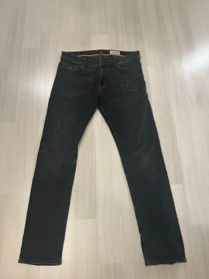 Svarta Boss jeans strl 32/32 - Säljer ett par svarta slim jeans från boss då jag inte har användning för de längre. Jeansen har klassisk femficksdesign och smal passform. Jeansen är använda men har ett mycket bra skick. Vid fundering är det bara att höra av sig