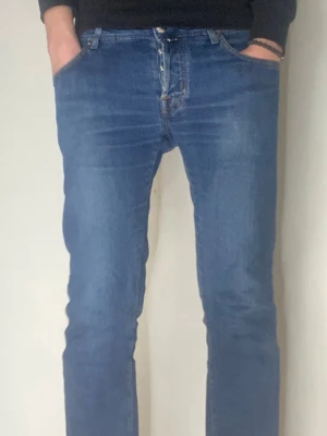 Jacob Cohën jeans W33 – premium denim  - Jacob Cohën jeans Storlek W33  Mycket bra skick  Midja ca 41–42 cm Total längd 106 cm  Slim fit Premium denim  Nypris runt 4000 kr
