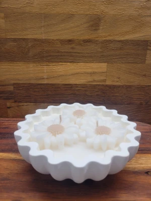 Ljus i skål handmade - Handgjord skål med ljus. Svag doft av jasmin. Ljuset har 3 st ljusveke