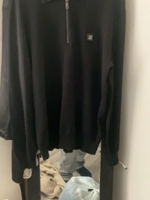 INTRESSEKOLL Svart halvzip tröja från HUGO - Svart långärmad tröja från priset kan diskuteras går även med på byte!‼️ kan även skicka mer bilder 