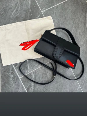 Svart handväska f - Inprincip i nyskick förutom den fläcken inuti väskan som knappt syns en väskan perfekt nu till sommaren plus dustbag ingår.