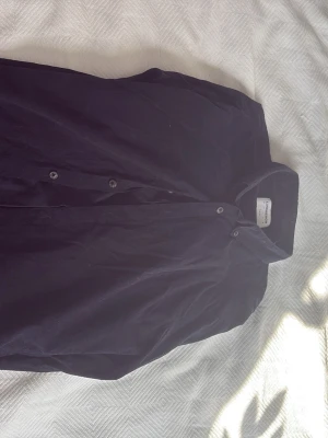 Mörkblå Lindbergh skjorta - Snygg mörkblå skjorta från Lindbergh i manchestertyg. Slim fit-modell med klassisk krage och knappar framtill. Perfekt för dig som gillar stilrena och tidlösa plagg. Nypris: 599kr. Skriv förl fler frågor!👍