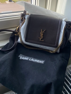  Crossbody  - Snygg vinnröd handväska i mjuk läder 