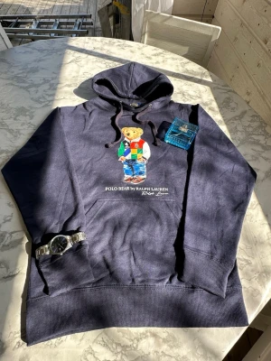 Mörkblå Polo Bear hoodie Ralph Lauren - Snygg mörkblå hoodie från Ralph Lauren. Riktigt skön och bekväm. Storlek S. 500kr 