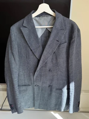 dubbelknäppt kavaj - Snygg dubbelknäppt kavaj. Perfekt för dig som vill ha en elegant och modern look.