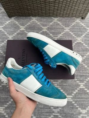 Valentino flycrews - Riktigt feta valentino flycrews i storlek 42,5 som är i riktigt schysst skick. Bara 2 nitar borta annars som ni ser riktigt bra skick. Alla Og saker är kvar och även extra snören.   Pris kan diskuteras vid snabb affär!