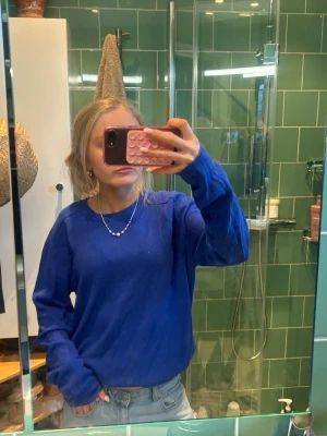 Blå tröja - Blå tröja 💙🩵💙🩵 Tycker den är så fin och cool färg men samtidigt jättebekväm! Den sitter bra men är lite lång enligt mig. Skriv till mig privat om intresserad eller undrar något 😍