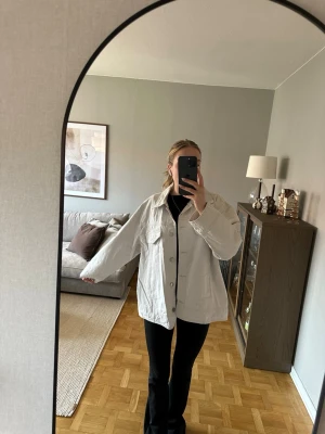 Vit jeansjacka från lindex - Snygg vit jeansjacka från Lindex. Storlek L, kan ha som oversized eller inte. Jag har storlek xs/s. Använd ett fåtal gånger 