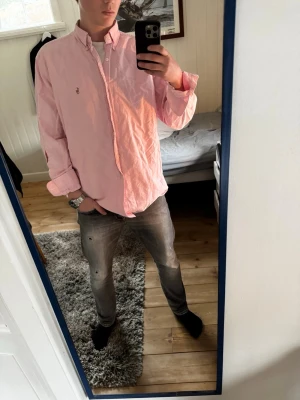 Ralph Lauren Skjorta - Snygg rosa Ralph Lauren skjorta | Kanon skick | Modellen på bilden är 182 och väger 70 kg | P087