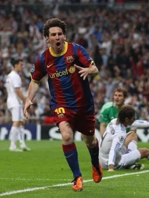 Fotbollsbok om FC Barcelona - En bok som handlar om FC Barcelona och deras ikoniska matcher. Perfekt för dig som älskar fotboll och vill veta mer om klubbens historia, spelare och legendariska ögonblick. Innehåller bilder, statistik och spännande berättelser.