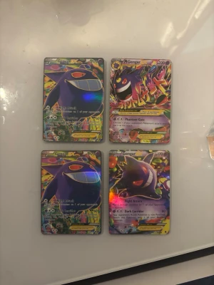 Pokémon samlarkort - En färgstark samling Pokémon-kort med flera holografiska och sällsynta kort. Perfekt för dig som älskar att samla, byta och spela Pokémon TCG! Korten är i olika skick. Ensdast intressekoll så kom med bud och vi kan komma överens om pris! 