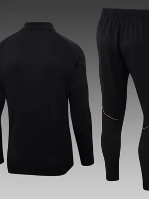 Svart träningsset med långärmad tröja - Snyggt svart träningsset med långärmad tröja och matchande byxor. Setet har en enkel och stilren design med diskreta sömmar och smal passform. Perfekt för gymmet eller löprundan. Materialet är troligtvis polyester eller liknande för bra rörelsefrihet.