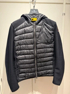 Parajumper Hybrid Jacka - Tjena! Säljer en Parajumper jacka som har blivit för stor för mig! Den är istortsätt ny inte en enda defekt och försiktigt använt. Köpt på Careofcarl i december! Kvitto/orderbekräftelse finns att se! 
