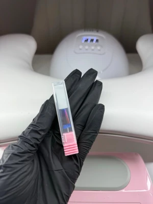 Cone bit från Miss Fancy - Säljer en cone bit med regnbågsfärgad metall. Perfekt för elfil och nagelborttagning, passar både till att ta bort gelé och akryl. Kommer i ett praktiskt plastetui för förvaring. Nypris: 399kr, använd 1 gång men såklart desinficeras den innan jag skickar den. PRIS KAN DISKUTERAS 