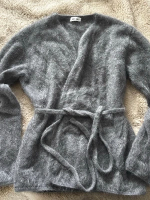 Grå kofta från Soft Goat - Grå kofta från Soft Goat i Kashmir. Nästintill oanvänd. Nypris 4495 kr. Säljer för 3500