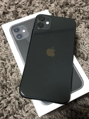 Svart iPhone 11 med dubbla kameror - Snygg svart iPhone 11 med stilren glasbaksida och rundade kanter. Telefonen har två bakre kameror och den klassiska Apple-loggan i mitten. Levereras i originalkartong. Perfekt för dig som gillar modern design och smarta funktioner.