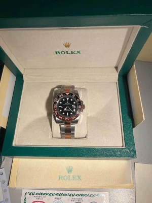 Herrklocka - Helt ny och oanvända klocka med automatiskt rörelse. Klockan har korrekt vikt och är tillverkad i samma högkvalitiva stål. Tveka inte att höra av er vid frågor eller bilder. Endast klockan ingår i priset. Om ni är intresserade av box eller box tillsammans med certifikat, vänligen kontakta oss så kan vi diskutera ett pris