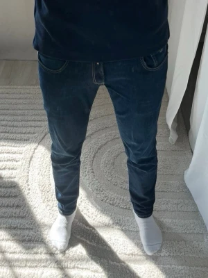 Mörkblå slim fit jeans from replay - Säljer ett par mörkblå jeans från replay.