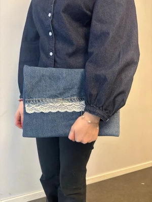 Datorfodral 💙 - Blått datorfodral av återvunna jeans med filt och silke inuti, vit spets och magnetisk knapp!💙 Fodralet är ca 37x27 cm🌟