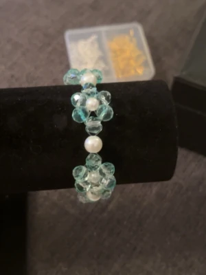 Blått och vitt pärlarmband -  armband med klara blå kristaller och vita pärlor i blommönster. 