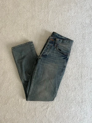 Lowrise Y2K-jeans - Raka Lowrise jeans från det italienska märket Bastard. Är i storlek W28/L31. Är i väldigt bra skick! 97% bomull, 3% elestan. 