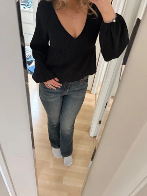 Mörkblå bootcut jeans med broderi - Säljer ett par blå bootcut jeans med snygga broderade detaljer på bakfickorna. Jeansen är ganska stretchiga och normal mot lågare midja. Svinsnygg färg och detaljer som gör jeansen lite mer unika. Köpte dem i USA och har endast använt den en gång men dem var för långa för mig vilket gjorde att jag råkade trampa på ena jeanskanten så den har en liten defekt. Wrangler jeans (tror jag) som är jättesköna, snygga, trendiga och unika. Oklar storlek, passar mig som har M/S , 36-38 i jeans vanligtvis💕