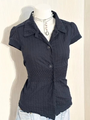 Svart figursydd grunge jacka med korta puffärmar.  - En lätt somrig grunge jacka med korta puffärmar. Storleken på etiketten är X Small, men den passar Medium. Stretchigt materia Välanvänd